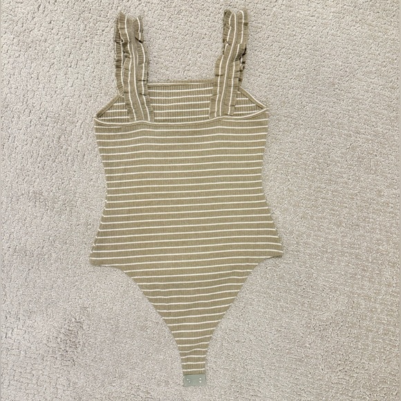 Le Lis Beige and Forest Green striped bodysuit w/ ruffle sleeve, women’s size M - Picture 2 of 3